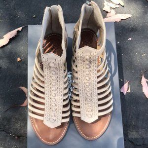 VINCE CAMUTO SEANNA SANDALS SIZE 8 (BRAND NEW)